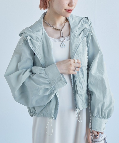 w closet（ダブルクローゼット）の「ショート丈ギャザーアノラックパーカー（マウンテンパーカー・レディース・ライム/ライトブルー/オフホワイト・FREE）」の3枚目の写真