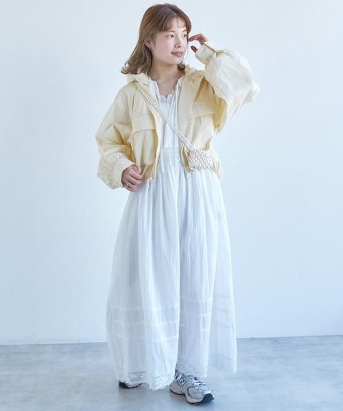 w closet（ダブルクローゼット）の「ショート丈ギャザーアノラックパーカー（マウンテンパーカー・レディース・ライム/ライトブルー/オフホワイト・FREE）」の4枚目の写真