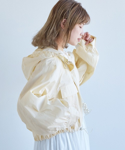 w closet（ダブルクローゼット）の「ショート丈ギャザーアノラックパーカー（マウンテンパーカー・レディース・ライム/ライトブルー/オフホワイト・FREE）」の5枚目の写真