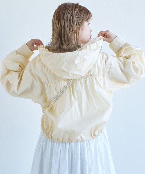 w closet（ダブルクローゼット）の「ショート丈ギャザーアノラックパーカー（マウンテンパーカー・レディース・ライム/ライトブルー/オフホワイト・FREE）」の6枚目の写真