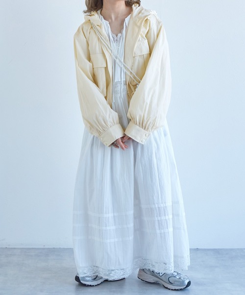 w closet（ダブルクローゼット）の「ショート丈ギャザーアノラックパーカー（マウンテンパーカー・レディース・ライム/ライトブルー/オフホワイト・FREE）」の7枚目の写真