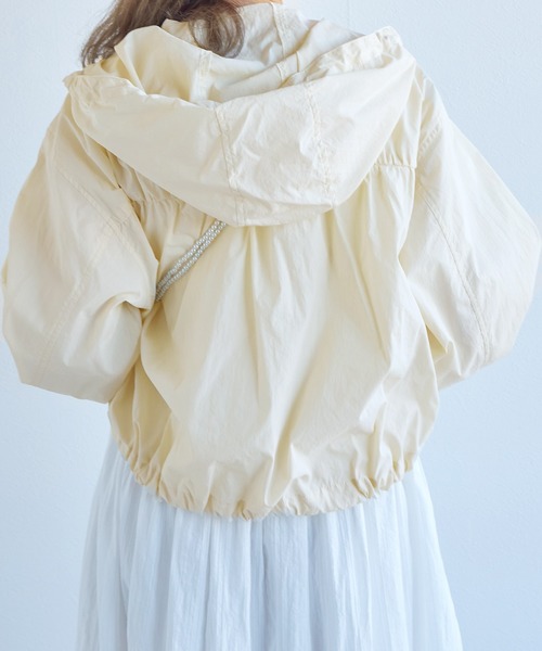 w closet（ダブルクローゼット）の「ショート丈ギャザーアノラックパーカー（マウンテンパーカー・レディース・ライム/ライトブルー/オフホワイト・FREE）」の9枚目の写真