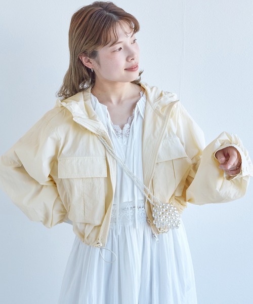 w closet（ダブルクローゼット）の「ショート丈ギャザーアノラックパーカー（マウンテンパーカー・レディース・ライム/ライトブルー/オフホワイト・FREE）」の11枚目の写真