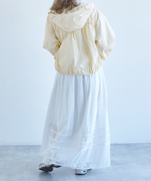 w closet（ダブルクローゼット）の「ショート丈ギャザーアノラックパーカー（マウンテンパーカー・レディース・ライム/ライトブルー/オフホワイト・FREE）」の12枚目の写真