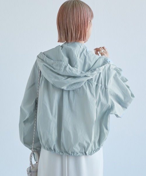 w closet（ダブルクローゼット）の「ショート丈ギャザーアノラックパーカー（マウンテンパーカー・レディース・ライム/ライトブルー/オフホワイト・FREE）」の16枚目の写真