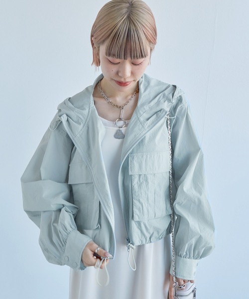 w closet（ダブルクローゼット）の「ショート丈ギャザーアノラックパーカー（マウンテンパーカー・レディース・ライム/ライトブルー/オフホワイト・FREE）」の17枚目の写真