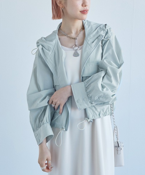 w closet（ダブルクローゼット）の「ショート丈ギャザーアノラックパーカー（マウンテンパーカー・レディース・ライム/ライトブルー/オフホワイト・FREE）」の21枚目の写真