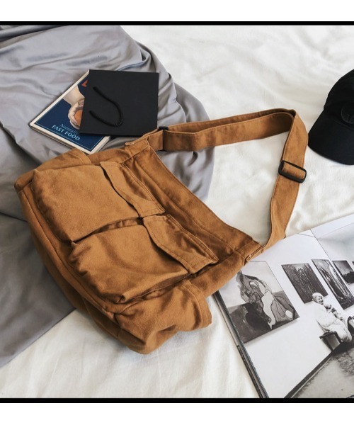 mushwear(マッシュウェア)の「ニュースペーパーバッグ(ショルダーバッグ・メンズ・ホワイト/グリーン/ブラック/ブラウン・FREE)」の5枚目の写真