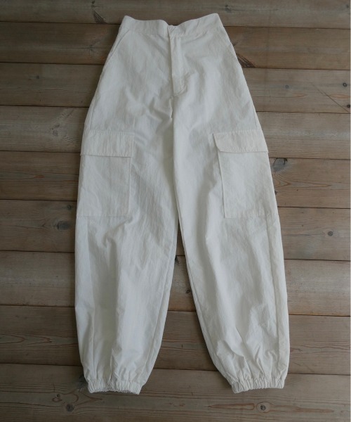 TRUNC（トランクエイティーエイト）の「Syakasyaka Nylon Cargo Pants（カーゴパンツ・レディース・ブラック/アイボリー・FREE）」の12枚目の写真