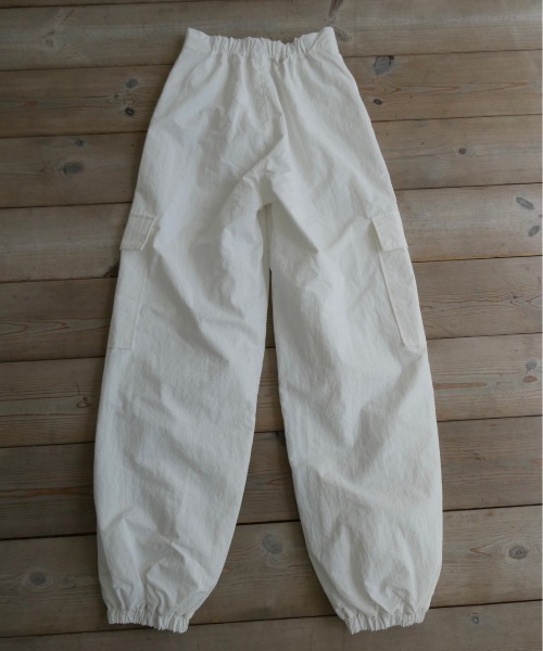 TRUNC（トランクエイティーエイト）の「Syakasyaka Nylon Cargo Pants（カーゴパンツ・レディース・ブラック/アイボリー・FREE）」の8枚目の写真