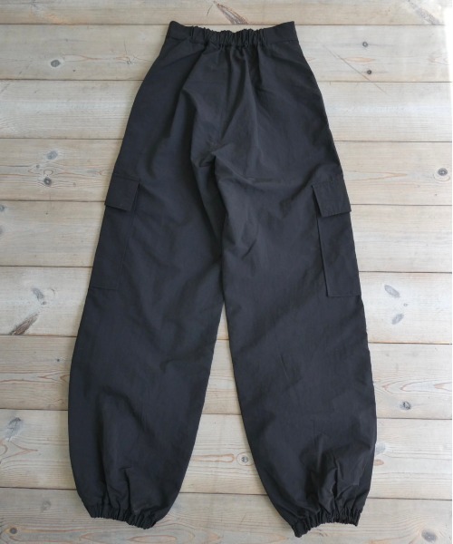 TRUNC（トランクエイティーエイト）の「Syakasyaka Nylon Cargo Pants（カーゴパンツ・レディース・ブラック/アイボリー・FREE）」の20枚目の写真