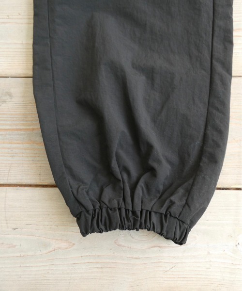 TRUNC（トランクエイティーエイト）の「Syakasyaka Nylon Cargo Pants（カーゴパンツ・レディース・ブラック/アイボリー・FREE）」の22枚目の写真