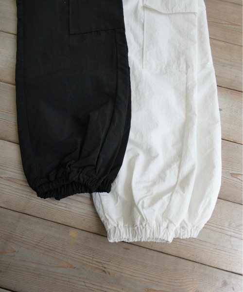 TRUNC（トランクエイティーエイト）の「Syakasyaka Nylon Cargo Pants（カーゴパンツ・レディース・ブラック/アイボリー・FREE）」の17枚目の写真
