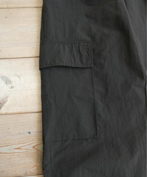TRUNC（トランクエイティーエイト）の「Syakasyaka Nylon Cargo Pants（カーゴパンツ・レディース・ブラック/アイボリー・FREE）」の10枚目の写真