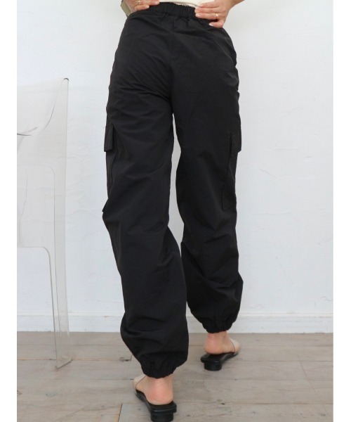 TRUNC（トランクエイティーエイト）の「Syakasyaka Nylon Cargo Pants（カーゴパンツ・レディース・ブラック/アイボリー・FREE）」の11枚目の写真