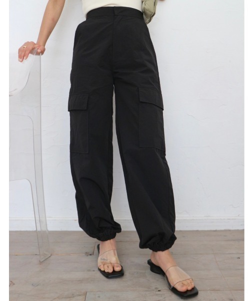 TRUNC（トランクエイティーエイト）の「Syakasyaka Nylon Cargo Pants（カーゴパンツ・レディース・ブラック/アイボリー・FREE）」の3枚目の写真