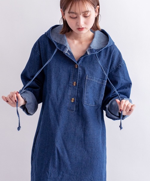 VitaFelice（ヴィータフェリーチェ）の「フード付きロングデニムワンピース（ワンピース・レディース・ネイビー/ライトブルー・FREE）」の2枚目の写真