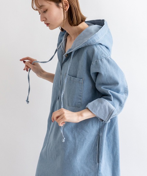 VitaFelice（ヴィータフェリーチェ）の「フード付きロングデニムワンピース（ワンピース・レディース・ネイビー/ライトブルー・FREE）」の3枚目の写真