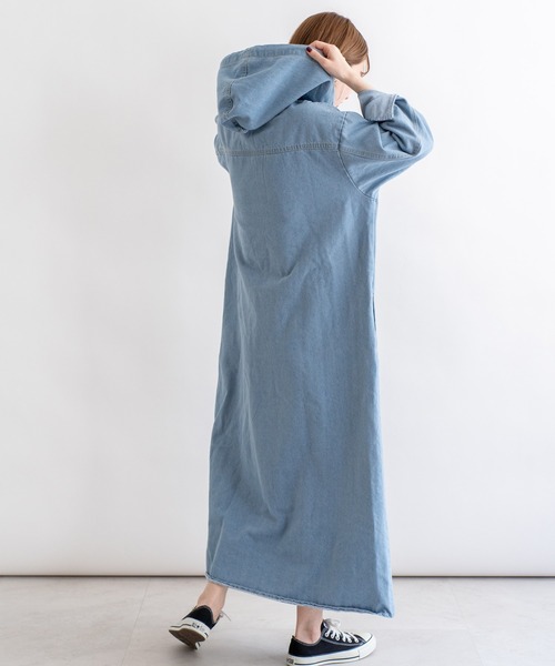 VitaFelice（ヴィータフェリーチェ）の「フード付きロングデニムワンピース（ワンピース・レディース・ネイビー/ライトブルー・FREE）」の19枚目の写真