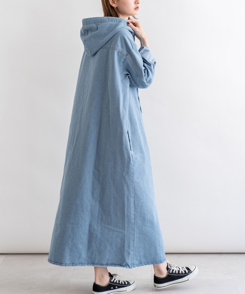 VitaFelice（ヴィータフェリーチェ）の「フード付きロングデニムワンピース（ワンピース・レディース・ネイビー/ライトブルー・FREE）」の4枚目の写真