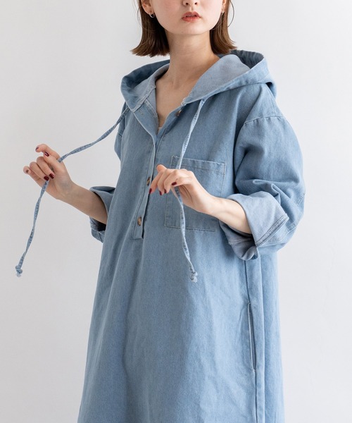 VitaFelice（ヴィータフェリーチェ）の「フード付きロングデニムワンピース（ワンピース・レディース・ネイビー/ライトブルー・FREE）」の20枚目の写真