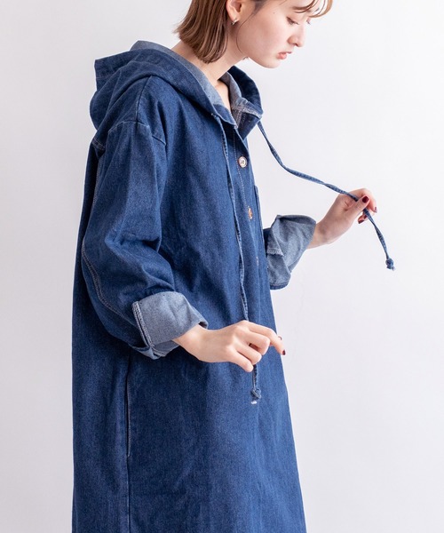VitaFelice（ヴィータフェリーチェ）の「フード付きロングデニムワンピース（ワンピース・レディース・ネイビー/ライトブルー・FREE）」の5枚目の写真