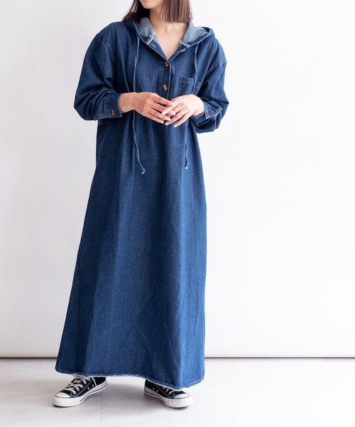 VitaFelice（ヴィータフェリーチェ）の「フード付きロングデニムワンピース（ワンピース・レディース・ネイビー/ライトブルー・FREE）」の6枚目の写真