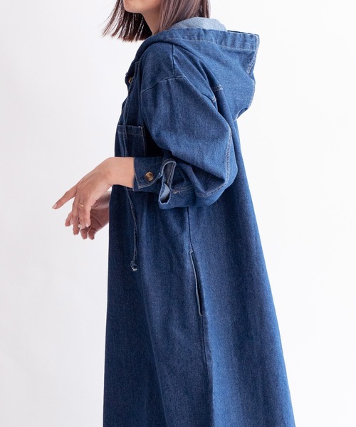 VitaFelice（ヴィータフェリーチェ）の「フード付きロングデニムワンピース（ワンピース・レディース・ネイビー/ライトブルー・FREE）」の11枚目の写真