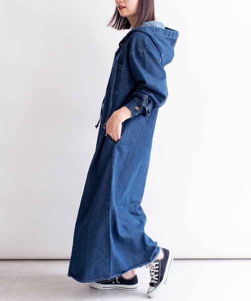 VitaFelice（ヴィータフェリーチェ）の「フード付きロングデニムワンピース（ワンピース・レディース・ネイビー/ライトブルー・FREE）」の12枚目の写真