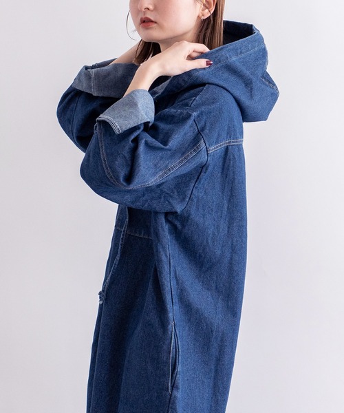 VitaFelice（ヴィータフェリーチェ）の「フード付きロングデニムワンピース（ワンピース・レディース・ネイビー/ライトブルー・FREE）」の7枚目の写真