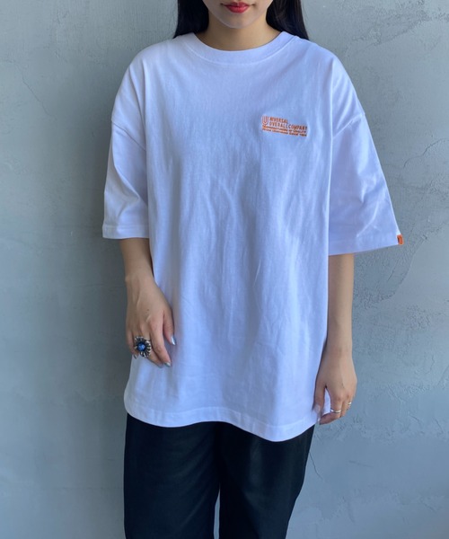 UNIVERSAL OVERALL（ユニバーサルオーバーオール）の「【FINEBOYS 9月号掲載】[UNIVERSAL OVERALL/ユニバーサルオーバーオール] 別注 ワンポイントロゴ刺繍 ピグメントTシャツ（Tシャツ/カットソー・レディース・ホワイト/ピンク/グレー/チャコールグレー・M/L）」の16枚目の写真