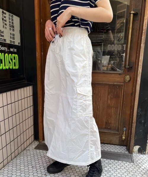 nemne store(ネンネストア)の「【低身長用サイズあり】スリット入りナイロンカーゴスカート(スカート・レディース・オフホワイト/カーキ/ブラック・SMALL/MEDIUM)」の4枚目の写真