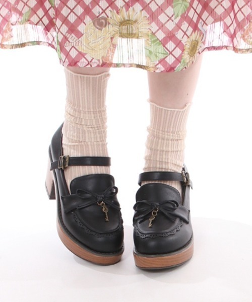 axes femme POETIQUE（アクシーズファムポエティック）の「鍵チャーム付ローファー（ローファー・レディース・ブラック/ブラウン・LARGE/MEDIUM）」の3枚目の写真