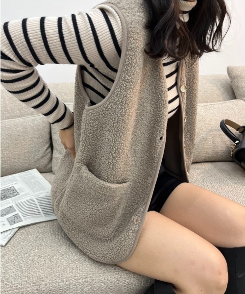 BELLUNA(ベルーナ)の「ヘビロテ確実!ふんわり華奢魅せ プードルボアベスト(ベスト・レディース・ブラック/グレイッシュベージュ/アイボリー/ブラウン・MEDIUM/LARGE/X-LARGE)」の17枚目の写真