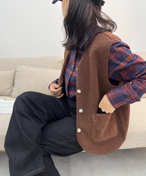 BELLUNA(ベルーナ)の「ヘビロテ確実!ふんわり華奢魅せ プードルボアベスト(ベスト・レディース・ブラック/グレイッシュベージュ/アイボリー/ブラウン・MEDIUM/LARGE/X-LARGE)」の22枚目の写真