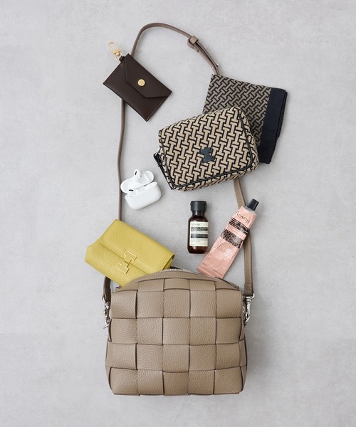 IACUCCI（イアクッチ）の「ベルタ S CERVO（ショルダーバッグ・レディース・ダークブラウン/グリーン/ライトグレー/レッド/ピンク/グレイッシュベージュ・FREE）」の7枚目の写真