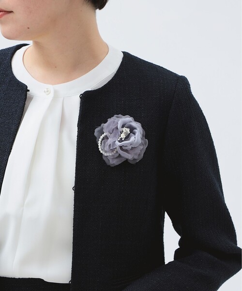 B:MING by BEAMS（ビーミングバイビームス）の「【セレモニー・フォーマル】コンビ フラワー コサージュ（ブローチ/コサージュ・レディース・グレー/ホワイト・ONE SIZE）」の2枚目の写真
