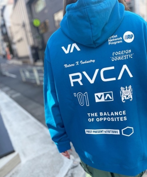 RVCA(ルーカ)の「RVCA レディース 【AZUL】 RVCA×AZUL ALL BRAND RVCA HOODIE パーカー【2023年秋冬モデル】/ルーカレディース×AZULコラボデザインバッグブランドロゴプリントオーバーサイズプルオーバーフーディ(パーカー・レディース・ブルー/ホワイト/ブラック・FREE)」の1枚目の写真