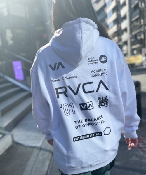 RVCA(ルーカ)の「RVCA レディース 【AZUL】 RVCA×AZUL ALL BRAND RVCA HOODIE パーカー【2023年秋冬モデル】/ルーカレディース×AZULコラボデザインバッグブランドロゴプリントオーバーサイズプルオーバーフーディ(パーカー・レディース・ブルー/ホワイト/ブラック・FREE)」の4枚目の写真