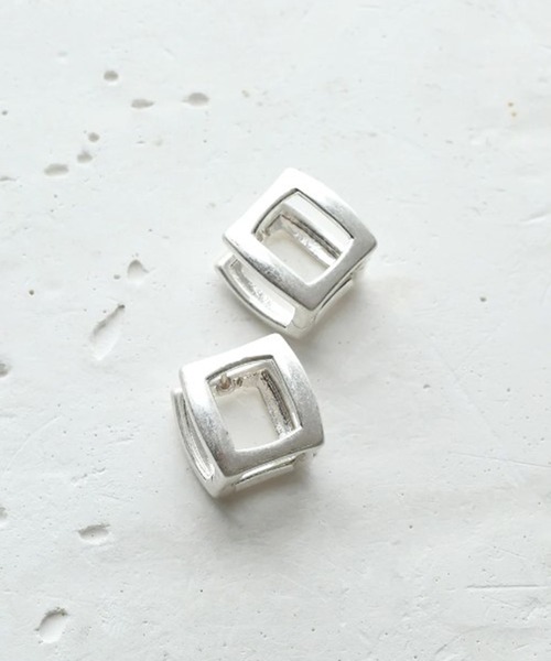 GOLDY(ゴールディ)の「【GOLDY】スクエア ホロウ ワンタッチ ピアス / 1220705 CS-2311 ※(ピアス(両耳用)・レディース・シルバー/シルバー系その他/ゴールド系その他2/ゴールド・FREE)」の7枚目の写真