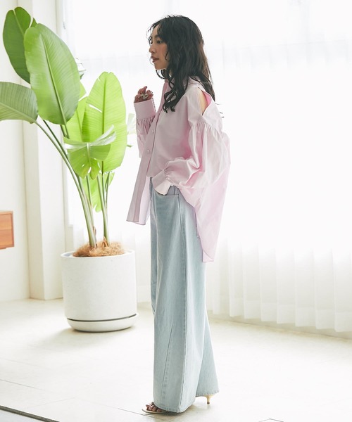 La boutique BonBon（ラブティックボンボン）の「スリットショルダー 