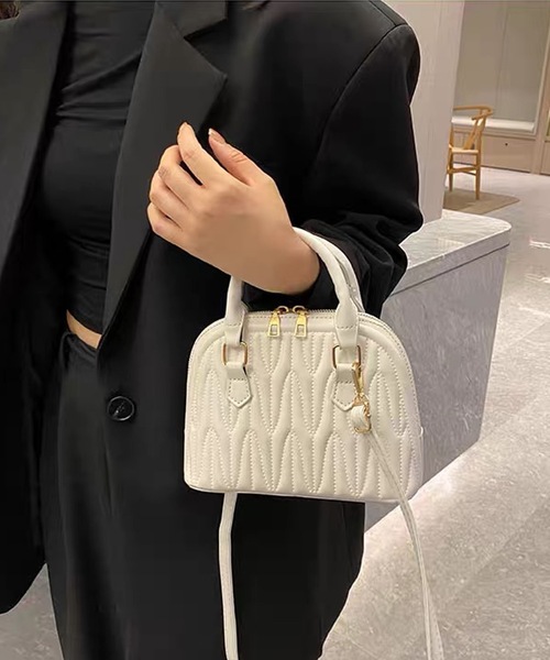 shopnikoniko(ショップニコニコ)の「2way キルティング ミニボストンバッグ ショルダーバッグ(ボストンバッグ・レディース・ホワイト/ブラック・フリー)」の1枚目の写真