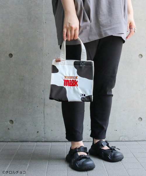 ACCOMMODE（アコモデ）の「チロルチョコ　クーラートートバッグ（トートバッグ・レディース・ブラウン/ホワイト/イエロー・FREE）」の2枚目の写真