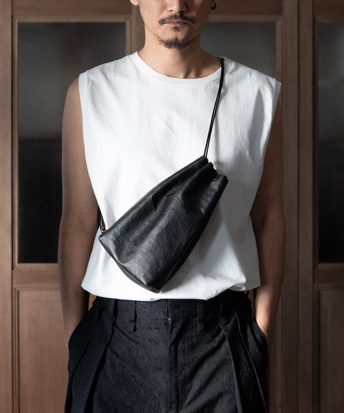 Senti(センティ)の「Dyneema(R) Leather DRAWSTRING BAG_L×Keel/ 超軽量ダイニーマレザー巾着L(ショルダーバッグ・メンズ・ブラック/ブラック系その他・FREE)」の3枚目の写真