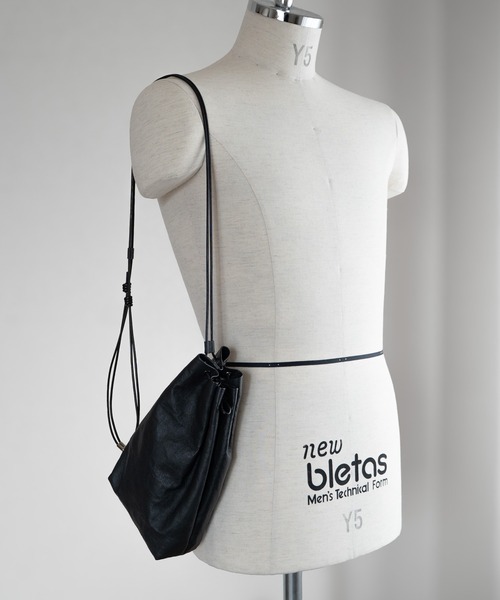 Senti(センティ)の「Dyneema(R) Leather DRAWSTRING BAG_L×Keel/ 超軽量ダイニーマレザー巾着L(ショルダーバッグ・メンズ・ブラック/ブラック系その他・FREE)」の5枚目の写真
