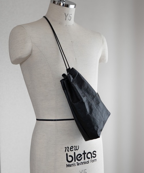 Senti(センティ)の「Dyneema(R) Leather DRAWSTRING BAG_L×Keel/ 超軽量ダイニーマレザー巾着L(ショルダーバッグ・メンズ・ブラック/ブラック系その他・FREE)」の4枚目の写真