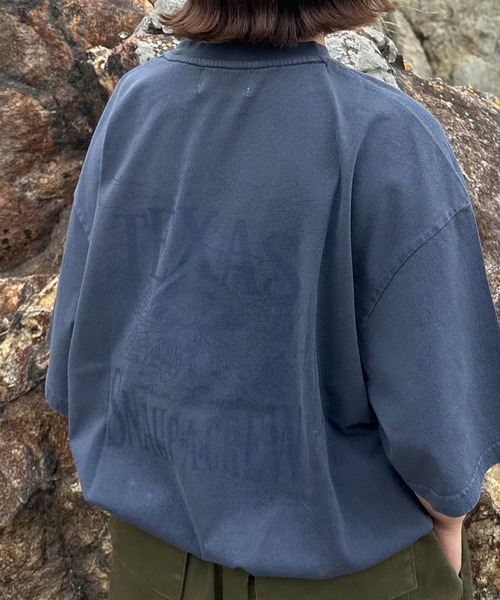 Snap club(スナップクラブ)の「【Snap club】ビッグシルエットヴィンテージ加工グラフィックTシャツ(Tシャツ/カットソー・レディース・ネイビー系/ブラック系2/ホワイト系3/ブラック/ホワイト系2/ホワイト/ピンク/グリーン系/ピンク系/ブラック系3/ネイビー/ブラック系/ブラック系4/ホワイト系4・M/L)」の11枚目の写真