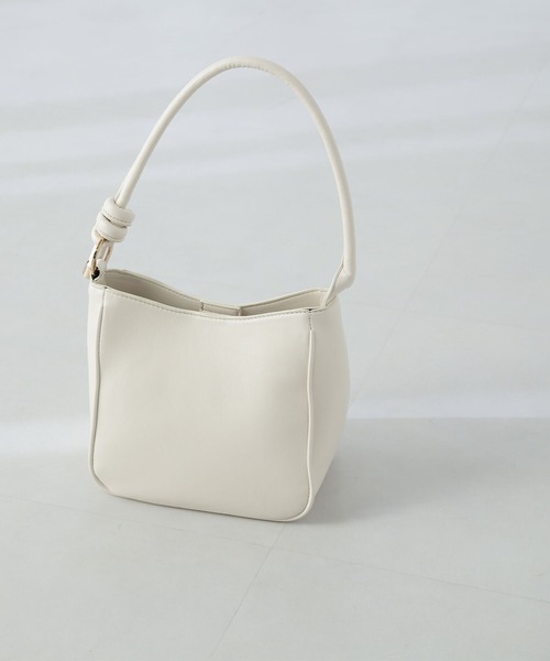 NATURAL BEAUTY BASIC(ナチュラルビューティーベーシック)の「◇【Oggi掲載】サイドノットハンドルワンショルダーバッグ(ショルダーバッグ・レディース・ブラック/オフホワイト/グレー・フリ-)」の2枚目の写真