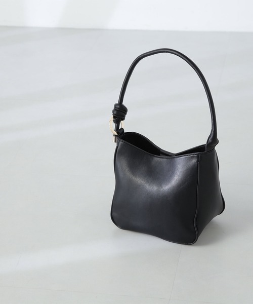 NATURAL BEAUTY BASIC(ナチュラルビューティーベーシック)の「◇【Oggi掲載】サイドノットハンドルワンショルダーバッグ(ショルダーバッグ・レディース・ブラック/オフホワイト/グレー・フリ-)」の3枚目の写真