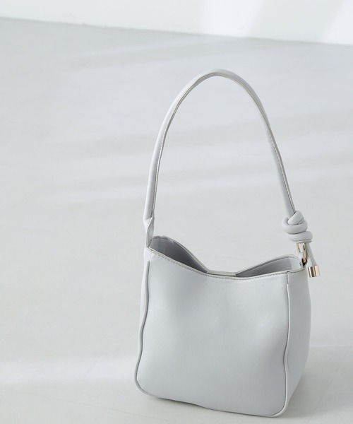 NATURAL BEAUTY BASIC(ナチュラルビューティーベーシック)の「◇【Oggi掲載】サイドノットハンドルワンショルダーバッグ(ショルダーバッグ・レディース・ブラック/オフホワイト/グレー・フリ-)」の4枚目の写真